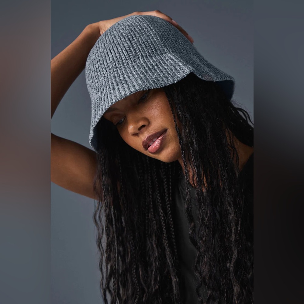 ALO Yoga Denim Knit Cloche Hat Steel Grey Anthracite Knit Bucket Hat OS Unisex